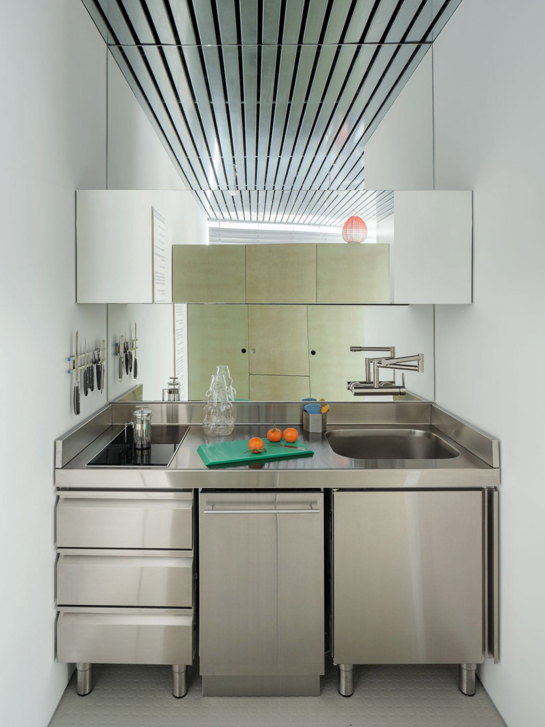 Hanghar self-designed apartment by Eduardo Mediero